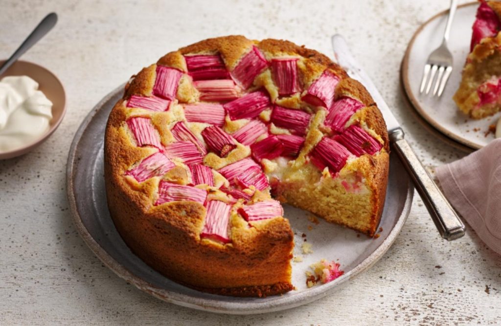 Uma tarte primaveril tão bonita quanto deliciosa: tarte de ruibarbo e creme de amêndoa