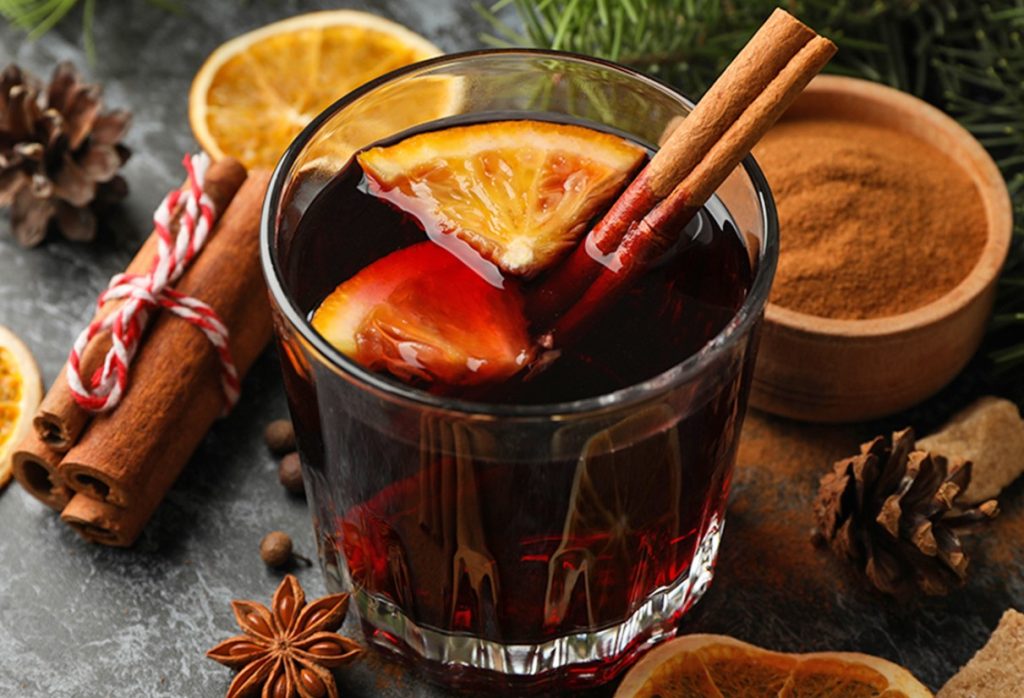Para os apreciadores de vinho quente sem álcool: podem preparar rapidamente esta bebida seguindo esta receita simples