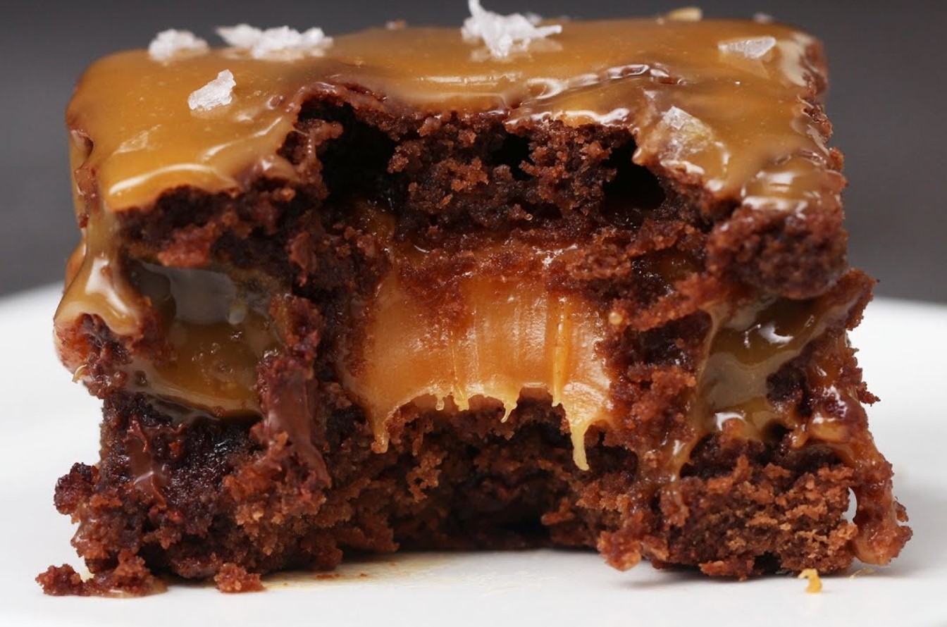 Brownie delicado com caramelo salgado: o segredo da textura perfeita