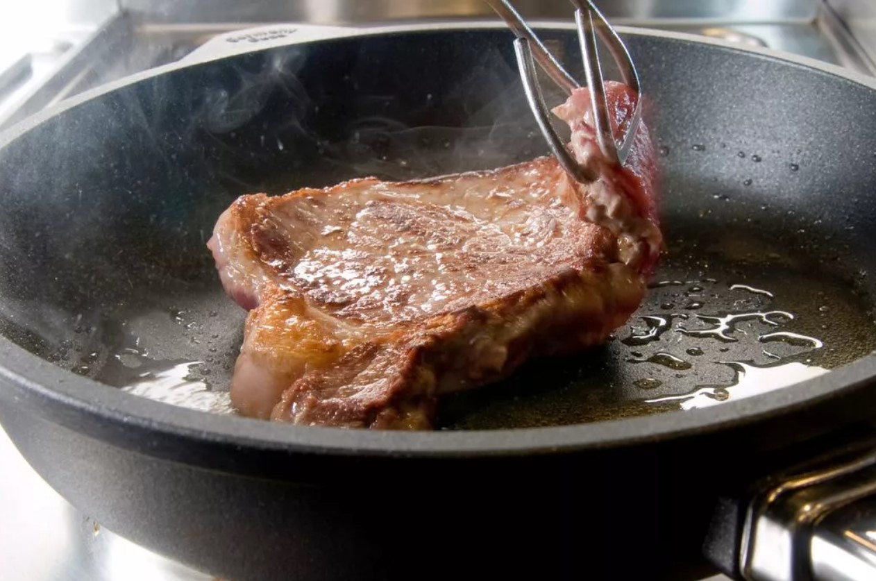 Como fritar carne para que fique com uma crosta dourada: aula prática para gourmets