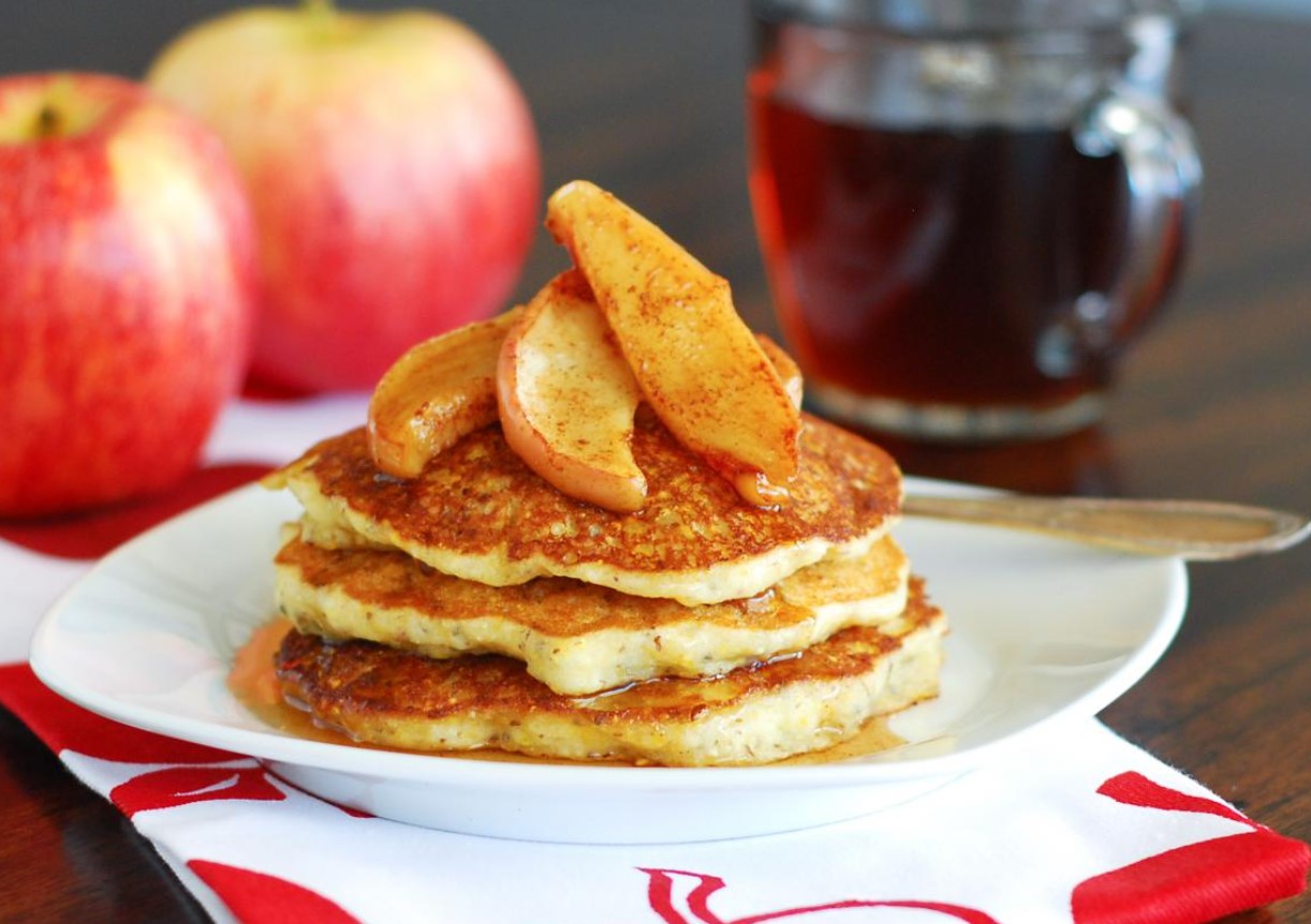 Um prato delicioso para quem está a perder peso. Panquecas de aveia com maçã – receita simples e rápida de preparar