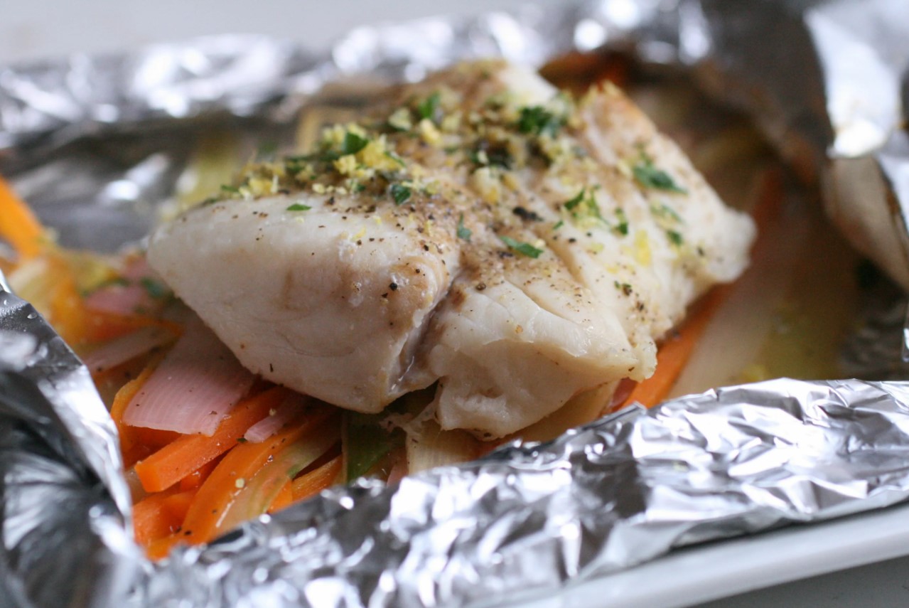 Bacalhau em papelote no forno: receita francesa com ervas provençais