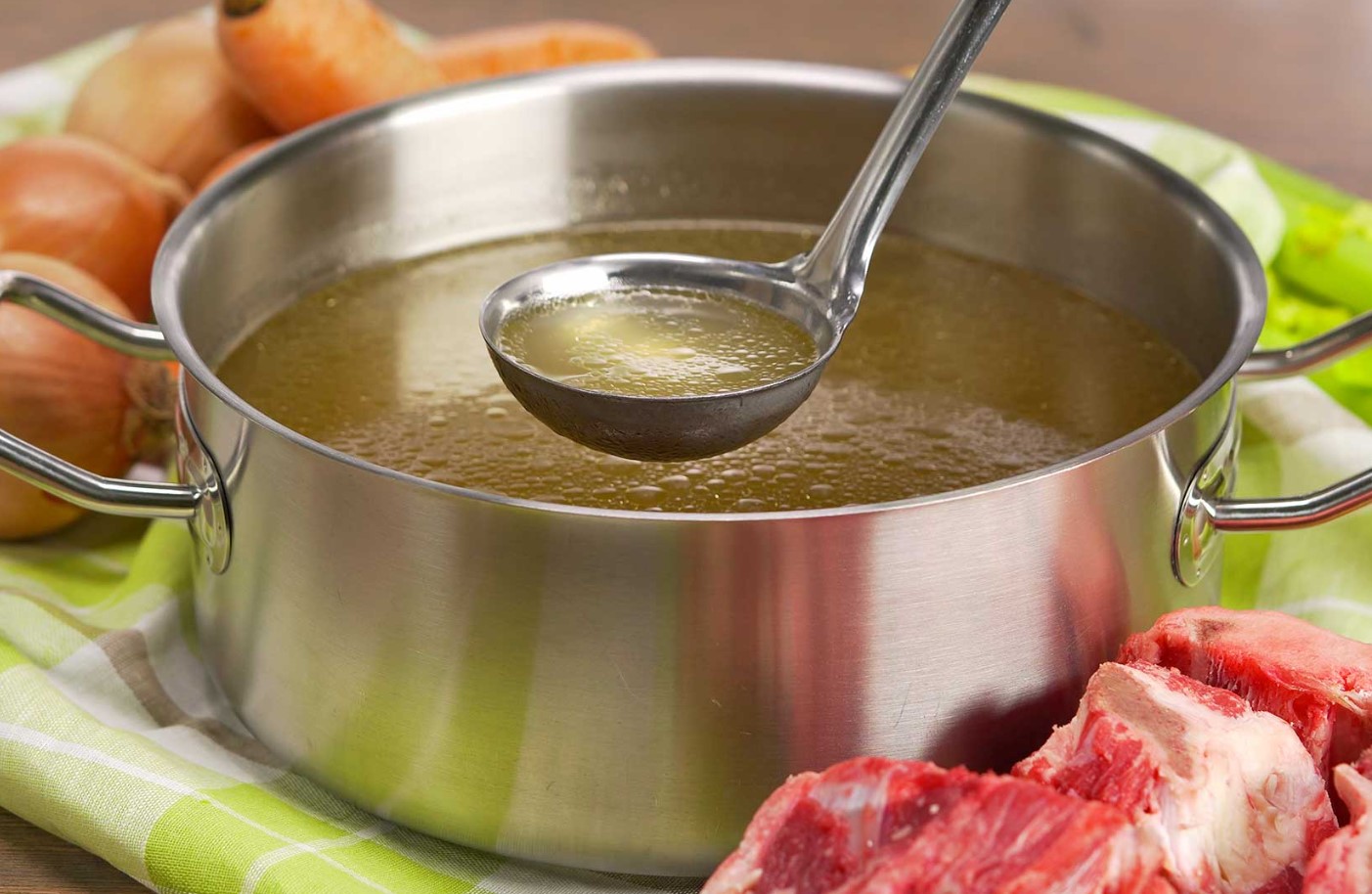 O caldo «milagroso» com mais ferro e colagénio: é um potente antioxidante, anti-inflamatório e combate a anemia