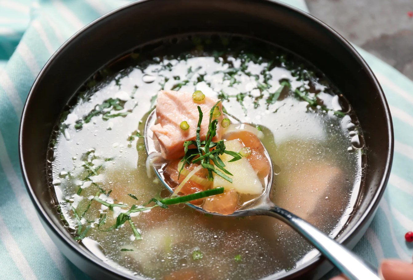 O caldo rico em colagénio que ajuda a retardar o envelhecimento e fortalecer os ossos