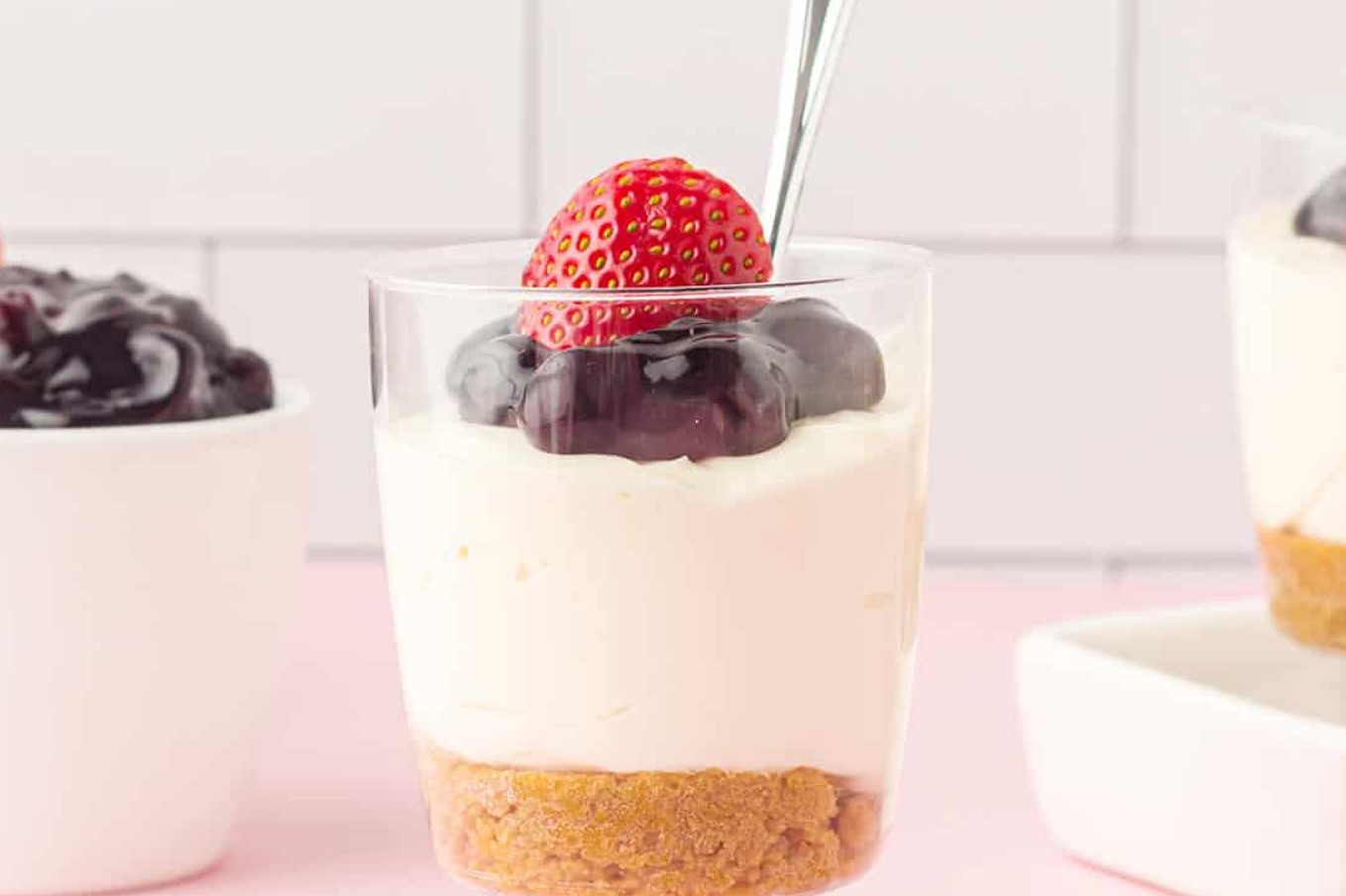 Sobremesa fácil sem cozimento e sem açúcar: cheesecake em copinho com frutas silvestres