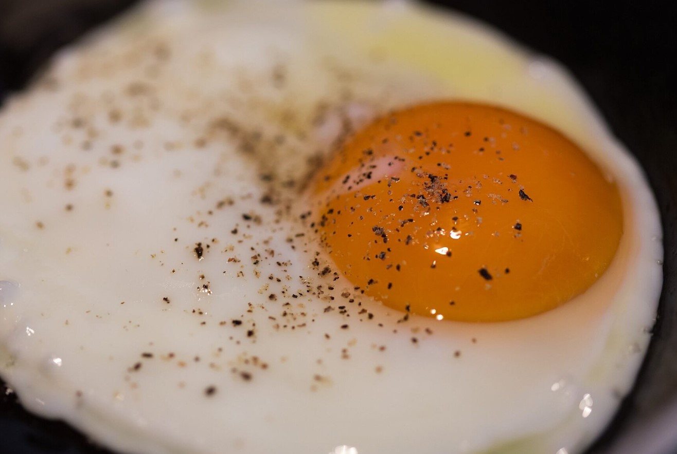 Não sabe cozinhar ovos estrelados? Um método que vai mudar o seu pequeno-almoço para sempre