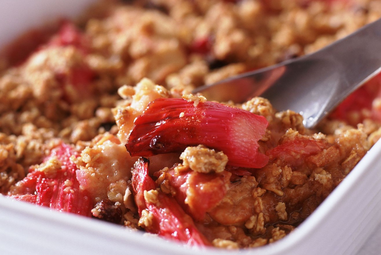 Delicioso crumble com ruibarbo e nozes. Frutas deliciosas assadas sob uma cobertura crocante vão encantar a todos
