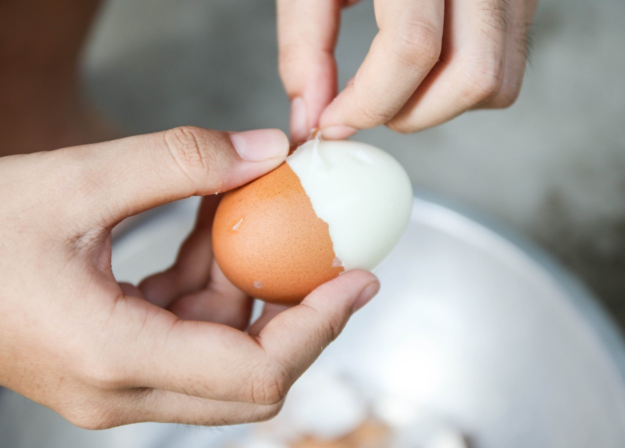 O que fazer antes de cozinhar para que os ovos sejam fáceis de descascar: este método vai poupar os seus nervos