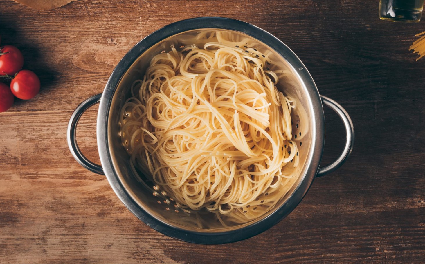 Já experimentou cozinhar macarrão com café? Um simples espaguete se transforma num prato digno de restaurante.
