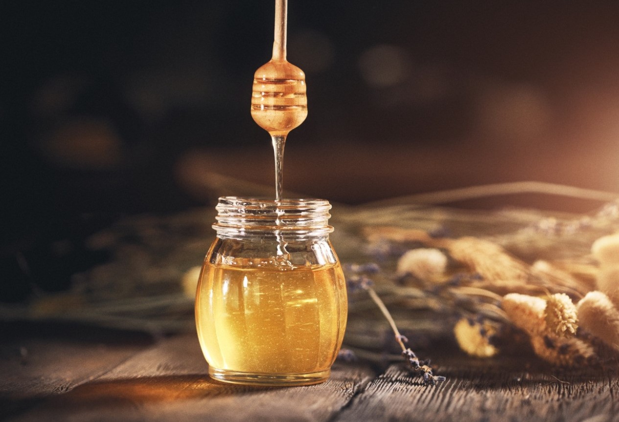 O mel tem mesmo menos calorias do que o açúcar? Vamos esclarecer de uma vez por todas qual é o problema.