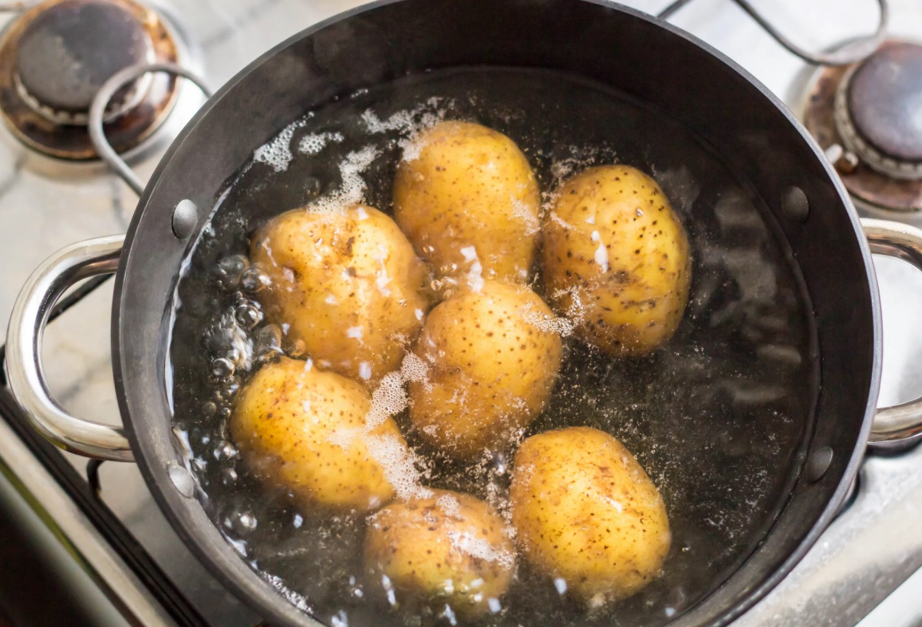 O que adicionar à panela com batatas, se não há tempo para esperar que cozinhem: um truque para os impacientes