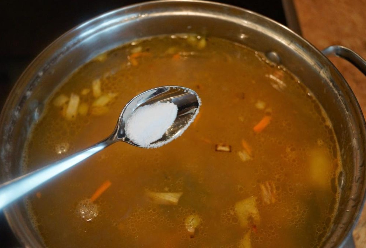 Como corrigir um prato salgado demais: o ingrediente salvador já está na sua cozinha — nem precisa ir à loja