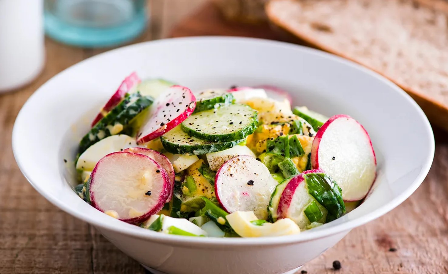 Salada primaveril para uma barriga lisa. Depois dela, sentir-se-á leve