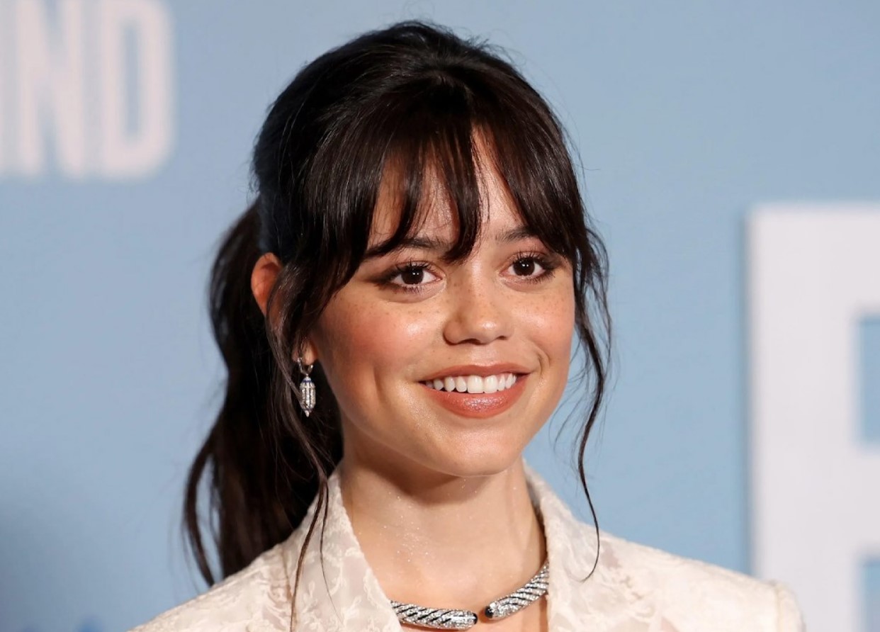 Uma tendência surpreendente direto de Hollywood. Devemos comer kiwi com casca, como Jenna Ortega?