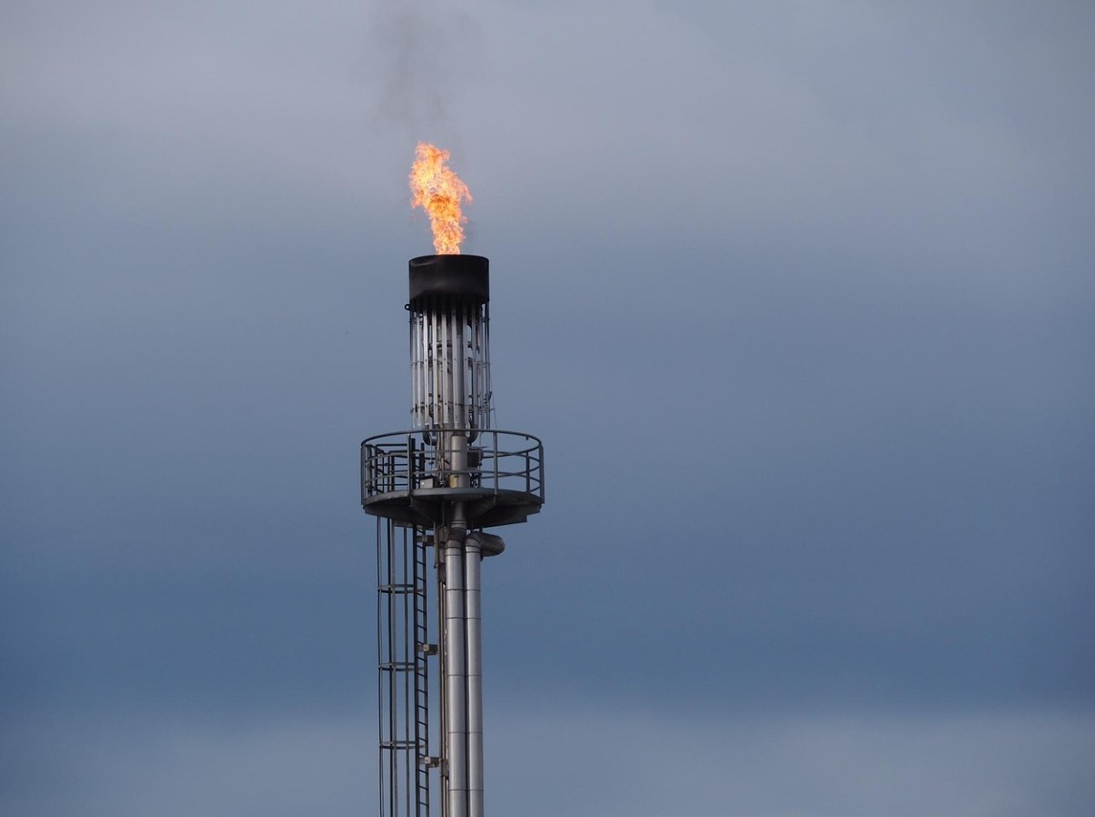 «Sanções — só trazem benefícios»? Petróleo russo perde mercado de três grandes países