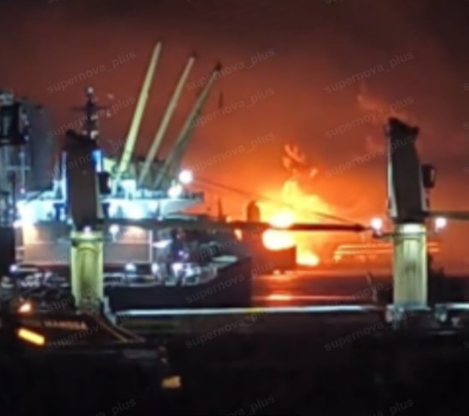 Após o ataque das Forças Armadas da Ucrânia ao terminal petrolífero russo em Tuapse, no Mar Negro, ocorreu um derrame de petróleo de 3,6 km